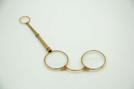 Lorgnon de ouro com hastes relevadas e sistema mecânino de abertura