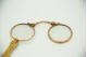 Lorgnon de ouro amarelo com duas lentes e haste relevada de forma dègradè e diam