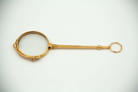 Lorgnon de ouro amarelo com haste sextavada e sistema mecânico de fixação