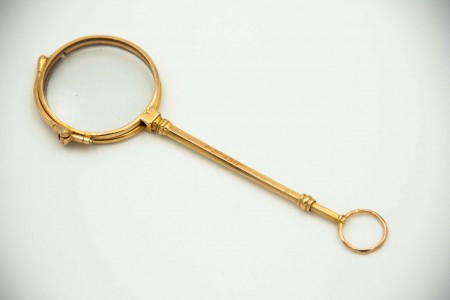 Lorgnon de ouro amarelo com haste sextavada e sistema mecânico de fixação