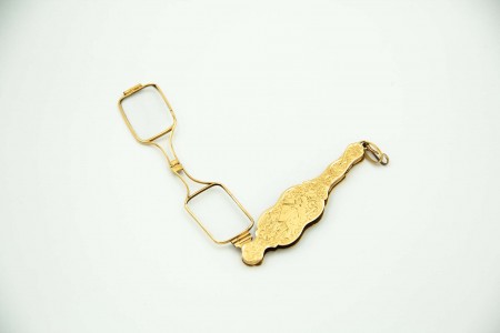 Lorgnon em ouro amarelo com gravados e argola de suspensão
