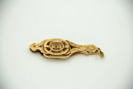 Lorgnon pequeno em ouro amarelo com recortes, molduras cordeadas, e gravados