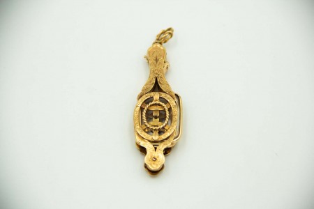 Lorgnon pequeno em ouro amarelo com recortes, molduras cordeadas, e gravados