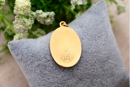 Medalha em ouro com nossa senhora em relevo e argola de transporte