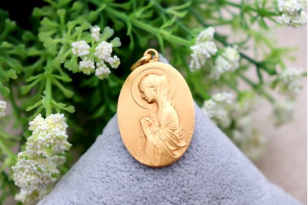 Medalha em ouro com nossa senhora em relevo e argola de transporte