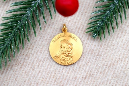 Medalha em ouro com Nossa Senhora Santa Ana em vulto perfeito relevado e argola de suspensão.