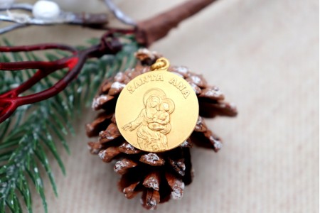 Medalha em ouro com Nossa Senhora Santa Ana em relevo e argola de suspensão.