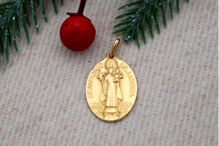 Medalha em ouro com imagem de Santo António de Lisboa em vulto perfeito relevado e argola de suspensão.