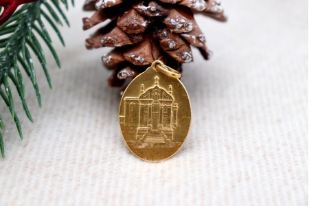 Medalha em ouro com imagem de Santo António de Lisboa em vulto perfeito relevado e argola de suspensão.
