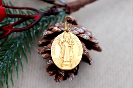 Medalha em ouro com imagem de Santo António de Lisboa em vulto perfeito relevado e argola de suspensão.