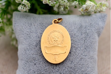 Medalha em ouro em forma oval com Nossa Senhora da Conceição em vulto perfeito relevado e argola de suspensão