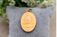 Medalha em ouro em forma oval com Nossa Senhora da Conceição em vulto perfeito 