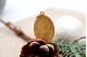 Medalha em ouro em forma oval com Nossa Senhora da Conceição em vulto perfeito 