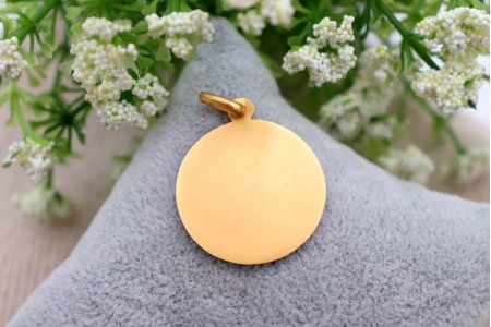 Medalha em ouro de São João Baptista com ovelha em vulto perfeito relevado e argola de suspensão.
