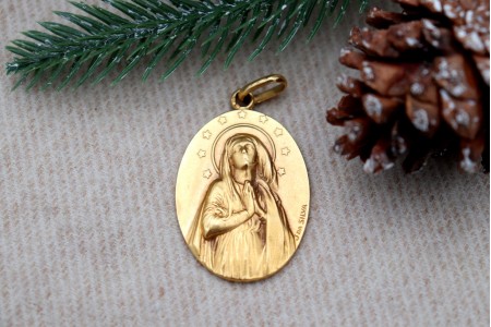 Medalha em ouro em forma oval com Nossa Senhora da Conceição em vulto perfeito revelado e argola de suspensão