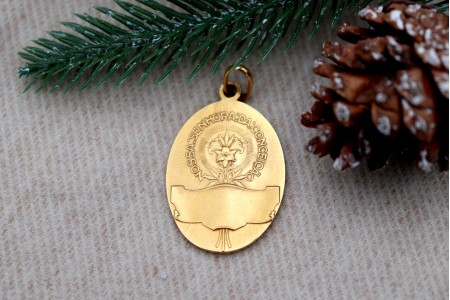 Medalha em ouro em forma oval com Nossa Senhora da Conceição em vulto perfeito revelado e argola de suspensão