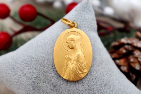 Medalha em ouro com Nossa Senhora orando em vulto perfeito relevado 