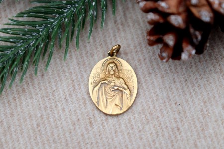 Medalha em ouro com nossa Senhora do Carmo e Sagrado Coração de Jesus no verso 