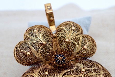 Coração de Viana em ouro de filigrana com rosinhas esmaltadas