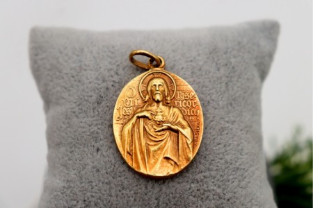 Medalha em ouro com nossa Senhora do Carmo e Sagrado Coração de Jesus no verso 