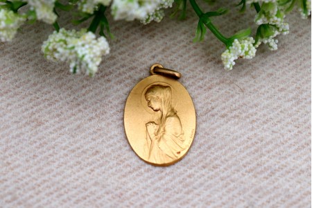 Medalha em ouro com Nossa Senhora orando em vulto perfeito relevado e argola de suspensão
