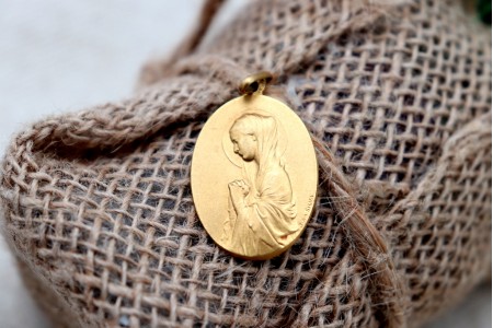 Medalha em ouro com Nossa Senhora orando em vulto perfeito relevado e argola de suspensão