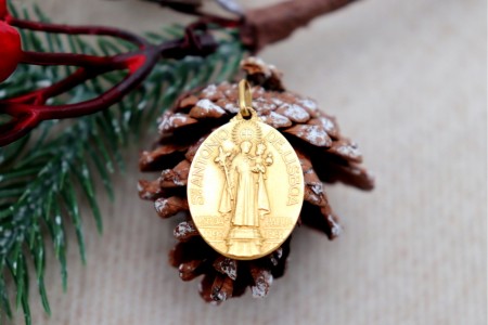 Medalha em ouro com imagem de Santo António de Lisboa em vulto perfeito relevado