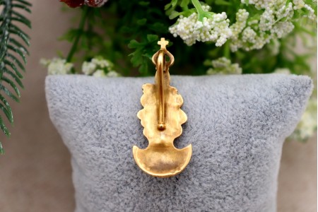  Pendente em ouro com nossa senhora da Conceição com as mãos postas, de vulto perfeito relevado com diamantes (9) em talhe brilhante 8/8 e coroa vazada.