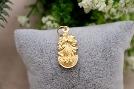 Pendente em ouro com nossa senhora da Conceição com as mãos postas, de vulto perfeito relevado e coroa, argola de suspensão