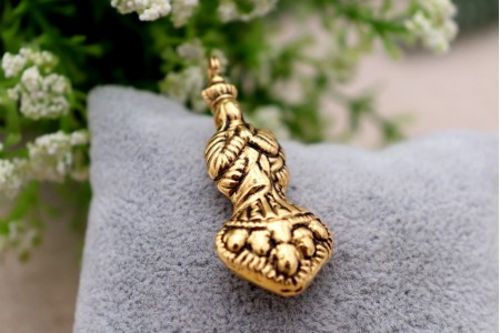 Pendente em ouro com Nossa Senhora da Conceição com as mãos postas, de vulto perfeito relevado e coroa, aplicação de suspensão em forma de gancho.