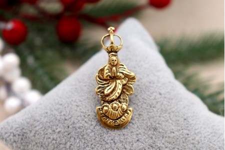 Pendente em ouro com Nossa Senhora da Conceição com as mãos postas, de vulto perfeito relevado e coroa recortada, argola de suspensão