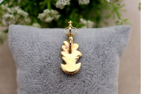 Pendente em ouro com Nossa Senhora da Conceição com as mãos postas, de vulto perfeito relevado e coroa, argola de suspensão