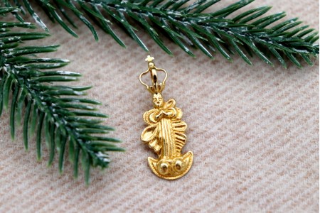 Pendente em ouro com Nossa Senhora da Conceição com as mãos postas