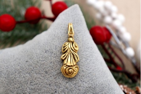 Pendente em ouro com Nossa Senhora da Conceição com as mãos postas, de vulto perfeito relevado e coroa, argola de suspensão