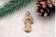 Pendente em ouro com Nossa Senhora da Conceição com as mãos postas, de vulto perfeito relevado e coroa recortada, argola de suspensão