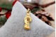 Pendente em ouro com Nossa Senhora da Conceição com as mãos postas, de vulto perfeito relevado e coroa recortada, argola de suspensão