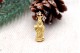 Pendente em ouro com Nossa Senhora da Conceição com as mãos postas, de vulto perfeito relevado e coroa recortada, argola de suspensão