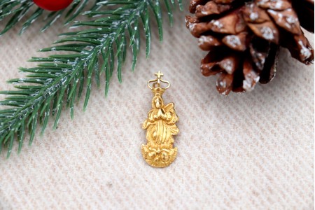 Pendente em ouro com Nossa Senhora da Conceição com as mãos postas, de vulto perfeito relevado e coroa, argola de suspensão