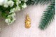 Pendente em ouro com Nossa Senhora da Conceição com as mãos postas, de vulto perfeito relevado e coroa, argola de suspensão