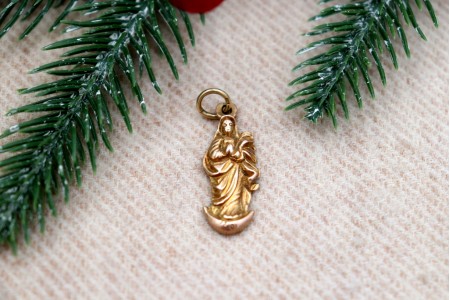 Pendente em ouro com Nossa Senhora da Conceição com as mãos postas, de vulto perfeito relevado sem coroa, argola de suspensão