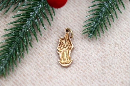 Pendente em ouro com Nossa Senhora da Conceição com as mãos postas, de vulto perfeito relevado sem coroa, argola de suspensão