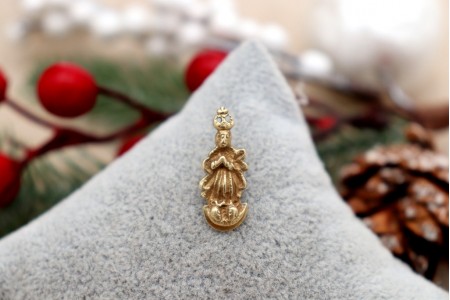 Pendente em ouro com Nossa Senhora da Conceição com as mãos postas, de vulto perfeito relevado e coroa, argola de suspensão