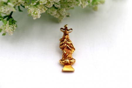 Pendente em ouro com Nossa Senhora da Conceição com as mãos postas e coroa 