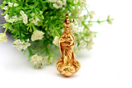 Pendente em ouro com Nossa Senhora da Conceição com as mãos postas e coroa 