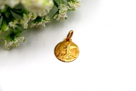 Medalha/pingente circular em ouro amarelo com relevo do arcanjo Miguel