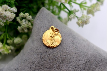 Medalha/pingente circular em ouro amarelo com relevo do arcanjo Miguel