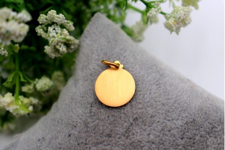 Medalha em ouro amarelo com relevo do arcanjo Miguel