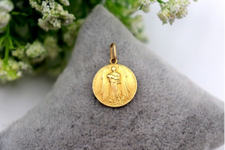 Medalha/pingente circular em ouro amarelo com anjo da guarda em relevo