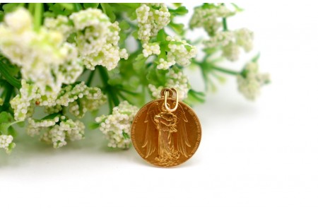 Medalha em ouro amarelo com anjo da guarda em relevo
