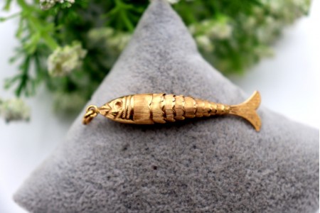 Medalha - Pingente em ouro marelo em forma de peixe articulado 